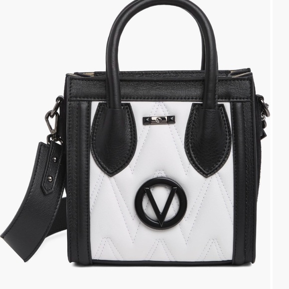 Color blocking top-handle bag from quilted Italian leather. 8